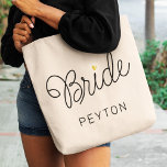 Bolsa Tote Nome do Casamento Dourado do Coração Moderno do Br<br><div class="desc">Esta mochila moderna com uma escrita casual minimalista caligrafia design, lendo a noiva, assim como o seu nome personalizado apresenta linhas limpas para criar uma aparência elegante e sofisticada. O estilo subestimado com os pequenos detalhes cardíacos de ouro impressos adiciona um toque de sofisticação ao seu visual do dia do...</div>