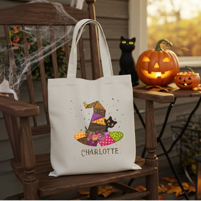 Bolsa Tote Nome do Halloween do Patch do Chapéu da Bruxa (Trendy Patchwork Witch With Black Cat Friend. Easy personalize name.)