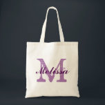 Bolsa Tote Nome do Monograma Personalizado Roxo<br><div class="desc">Nome Monograma Personalizado Tote Bag Roxo. Design de logotipo Elegante monograma com iniciais de letras monogramas em uma fonte vírgula e nome em uma fonte de script púrpura escura. Substitua facilmente as iniciais do monograma de modelo e o nome pelo seu próprio. Ideia de presente bonitinha para todos num casamento,...</div>