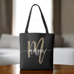 Bolsa Tote Nome do Monograma Rapariga de Script Moderno Doura<br><div class="desc">Faça uma declaração com o Tote Bag (Tote Bag) do Nome da Rapariga do Script Moderno Preto e Dourado. Apresentando uma canvas preta elegante com um monograma dourado ousado em uma fonte moderna, esta bolsa é projetada com um toque giro para elevar seu estilo cotidiano. Espacial e prático, é perfeito...</div>