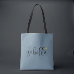 Bolsa Tote Nome do Script do Bridesmaid Personalizado<br><div class="desc">Um saco azul moderno e empoeirado com o nome da escrita preta e coração de ouro que é perfeito para uma proposta de dama de honra. Suas madrinhas podem encher sua bolsa com essências para viagens de Festa de solteira,  ou para o essencial para trazer na manhã do casamento.</div>
