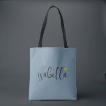 Bolsa Tote Nome do Script do Bridesmaid Personalizado<br><div class="desc">Um saco azul moderno e empoeirado com o nome da escrita preta e coração de ouro que é perfeito para uma proposta de dama de honra. Suas madrinhas podem encher sua bolsa com essências para viagens de Festa de solteira,  ou para o essencial para trazer na manhã do casamento.</div>