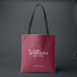 Bolsa Tote Nome e monograma dos Padrinhos de casamento de Scr<br><div class="desc">Adicione um toque pessoal ao seu casamento com padrinhos de casamento personalizados. Este saco apresenta o nome personalizado do padrinho de casamento no estilo de letra branco clássico do script com detalhes do casamento no estilo de letra branco clássico do serif e monograma no estilo de letra vermelho-vermelho-vermelho-claro do serif...</div>