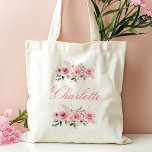 Bolsa Tote Nome Floral de Bridesmaid Rosa<br><div class="desc">Tote Bag, Nome Floral Cor de Rosa Esta elegante bolsa de tote de cor d'água floral rosa é uma proposta ou um presente perfeito para a damas de honra. Apresentando um nome personalizado em bela caligrafia, é um na moda e acessório prático para sua celebração de casamento. Seu delicado design...</div>