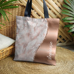 Bolsa Tote Nome Metálico do mármore branco Dourado Glam Rosa<br><div class="desc">Este design apresenta um rosa de ouro na moda e fundo de mármore branco à esquerda, e uma imagem de folha de ouro rosa à direita em forma de uma onda coberta por uma cinta de ouro rosa. Personalize-o com seu nome ou monograma em uma fonte de pincel manuscrita branca...</div>