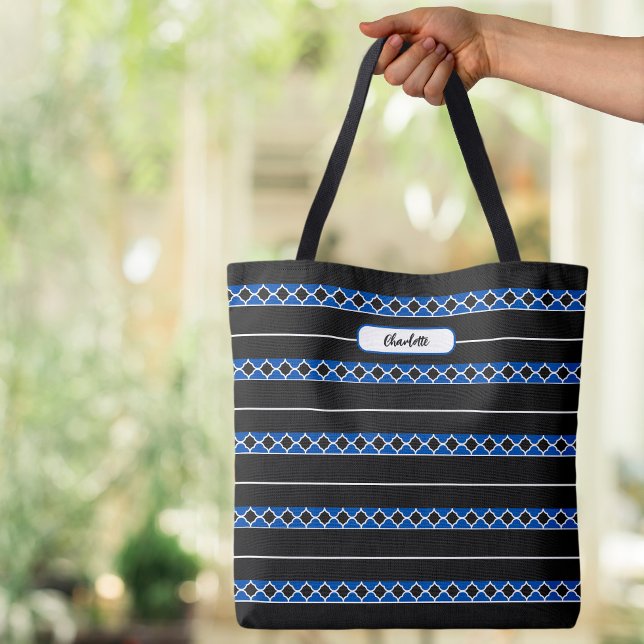 Bolsa Tote Nome Moderno do Monograma Quatrefoil Strips Black  (Modern Monogrammed Custom Name Stripes Pattern Black Blue Canvas Shopping Tote Bag)
