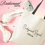 Bolsa Tote Nome Personalizado,Casamento de Bridesmaid de Scri<br><div class="desc">Apresentando nossa "Brigada de Bridesmaid" Personalizada Tote Bag - a combinação perfeita de estilo, praticidade e apreciação sincera. Projetada com amor e elegância, esta mochila moderna apresenta "Praça das Bridesmaid" em uma bela letra de roteiro e pode ser personalizada com o nome da sua dama de honra, fazer-a como uma...</div>