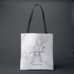 Bolsa Tote Nome Personalizado da Bridesmaid do Script de Ângu<br><div class="desc">Moderno Minimalista Monograma e Presentes de Nome Personalizados Este design apresenta o nome personalizado da madrinha de cinza no estilo de fonte e monograma do script de escrita manual moderno da cinza clara estilo de fonte sans moderno como fundo, com detalhes de casamento no estilo de fonte sans serif moderno...</div>
