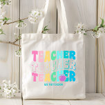 Bolsa Tote Nome Personalizado das Cores Modernas do Arco-Íris<br><div class="desc">O professor Modern Rainbow Colors Personalised Name Tote Bag apresenta o texto "Professor" na tipografia moderna do arco-íris repetida com seu nome personalizado abaixo. Perfeito para seu professor favorito para apreciação de professores,  aniversário,  Natal,  feriados e muito mais. Projetado pelo Evco Studio www.zazzle.com/store/evcostudio</div>