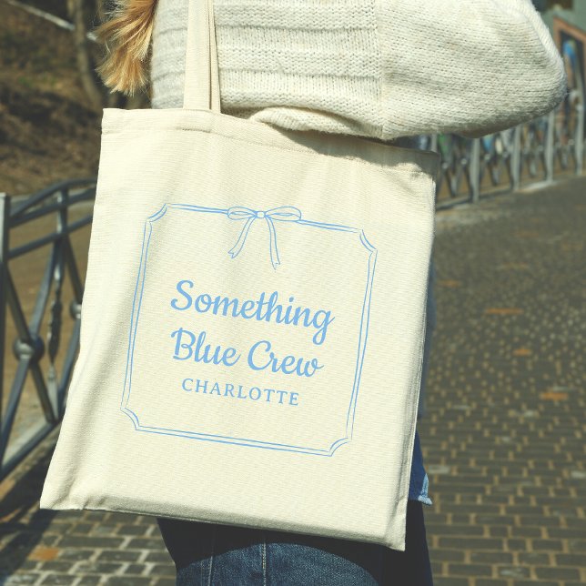 Bolsa Tote Nome Personalizado do Arco Elegante de Tripulação  (Trendy Customizable 'Something Blue Crew' Tote for Bridal Parties featuring chic coquette bow sketch)