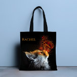 Bolsa Tote Nome Personalizado do Kisses da Borboleta do Cat<br><div class="desc">Esta design de na moda apresenta um gato com uma borboleta no nariz sobre um fundo preto. Personalize com seu nome editando o texto na caixa de texto fornecida. #cat #borboleta #lindo #kitten #animal #natureza #personalizada #bolsa #bolsas ##totebags #presentes #handbags #addyourown #comprando #giftsforher #feminina #feminina #na moda #elegante</div>