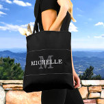 Bolsa Tote Nome Personalizado do Monograma do Prata Preto Ele<br><div class="desc">Personalize o texto e crie facilmente a sua bolsa de tote personalizada. Clique em EDIT (EDITAR) e, em seguida, clique em EDIT BACKGROUND (EDITAR FUNDO) para alterar a cor de fundo e repita para ambos os lados. Você pode TRANSFERIR este DESIGN em outros produtos do Zazzle e ajustá-lo ao ajustado...</div>