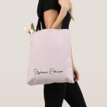 Bolsa Tote Nome Personalizado do Monograma do Script Blush Na<br><div class="desc">Menina Feminina: Simples Limpar, Simples, O Nome Do Monograma Cor-de-Rosa Signature Script Personalizado Tote Bag. Este design com nome personalizado em um estilo cartográfico de assinatura (ou caligrafia) com letra bonito cursiva, em cor-de-rosa poeirento pastel ou cor-de-rosa claro e borrado. presente feminina excelente para aniversário, casamento, Natal, chá de panela,...</div>