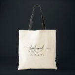 Bolsa Tote Nome Personalizado do Na moda Chic Bridesmaid<br><div class="desc">Chic e elegante design impresso com nome personalizado moderno Na moda Bridesmaid Tote Bag que pode ser personalizado com seu texto. Clique no botão "Personalizar" e use nossa ferramenta design para modificar este modelo. Veja a Design de Arte Gráfica para outros produtos que combinam com este design!</div>