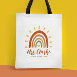 Bolsa Tote Nome Personalizado do Professor Grau Boho Rainbow<br><div class="desc">A bolsa de tote do Sol Arco-Íris-Íris-Íris-Tom Boho-Terra é um acessório único e na moda que combina elementos boêmicos e terrestres com um sol-íris vibrante. Além do gráfico impressionante, o bolsa também pode ser personalizado com o nome do professor, assim como a nota ou qualquer outra citação, seja sobre gentileza...</div>