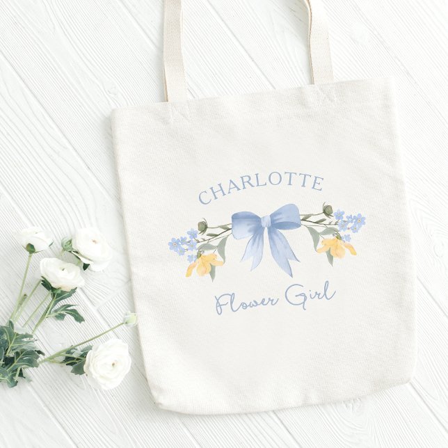 Bolsa Tote Nome Personalizado Garota Flor Arco Azul Dusty (Cute flower girl tote with her personalized name and a cute dusty blue bow with wildflowers.)