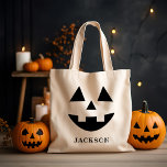 Bolsa Tote Nome personalizado Jack O Lanterna Pumpkin Face Ha<br><div class="desc">Celebre o Halloween em estilo com esta bolsa de tote de rosto de abóbora fofa com texto personalizado que pode ser personalizado com um nome. Esta design de lanterna divertida tem um sorriso de dentes feliz!</div>
