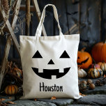 Bolsa Tote Nome Personalizado Jack O Lanterna Trick Ou Tratar<br><div class="desc">Torne o Halloween do seu filho especial com o nosso nome personalizado Jack O Lantern Pumpkin Trick ou Trate Tote Bag. Esta bolsa festiva apresenta um charmoso design de jack o lanterno, perfeito para capturar o espírito assustador do Halloween. Personalizado com o nome do seu filho, este saco não é...</div>
