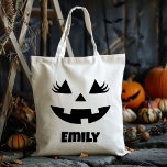 Bolsa Tote Nome Personalizado Jack O Lanterna Trick Ou Tratar<br><div class="desc">Elevem sua experiência de Dia das Bruxas com nosso nome personalizado Jack O’ Lantern Pumpkin Trick ou Treat Tote Bag! Projetada com uma abóbora charmosa de jack-o-lanterna, com um rosto amigável, esta bolsa de tote adiciona um toque de diversão festiva às aventuras de truque ou tratamento do seu filho. Perfeitamente...</div>