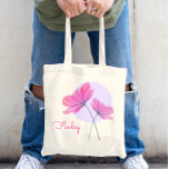 Bolsa Tote Nome Personalizado para o Chic das Flores Rosa Mod<br><div class="desc">Lindas e delicadas flores de primavera rosadas e femininas. Este elegante design floral inclui um nome para personalizar. A forma redonda e a cor da fonte podem ser editadas.</div>