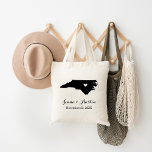 Bolsa Tote North Carolina Wedding Welcome<br><div class="desc">Bem-vindos dos convidados de casamento da cidade com um cheio de lanches e guloseimas personalizadas com o estado onde você vai se casar, com os nomes da noiva e do noivo e a data do casamento. Clique em Personalizar para mover o coração para mostrar qualquer cidade ou local no mapa...</div>