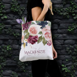 Bolsa Tote Números Blooming | Elegante Floral Bridesmaid Keep<br><div class="desc">As modernas terras florais ricas, escuras e com cor de água temperada, pintadas à mão, e as coroas com um talo rústico em burgundy, marsala, e vermelhos de vinho com roxo de ameixa e rosa pincelado e pincelado embelezado por verde-roxo-botânico eucalipto verde e sotaques profundos em tons verdes de azeitona...</div>