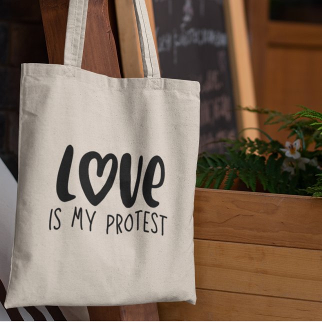 Bolsa Tote O amor é o meu protesto, o ativismo da unidade da  (Get yours today and wear your heart on your bag!)