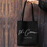 Bolsa Tote O Casamento Mínimo De Chic Personalizado<br><div class="desc">Esta simples bolsa de tote preto de noivo e chique mostra o seu nome debaixo da elegante tipografia negra lendo The Groom. Personalize esses presentes elegantes e modernos de festas noivas em branco para seu casamento ou despedida de solteiro.</div>