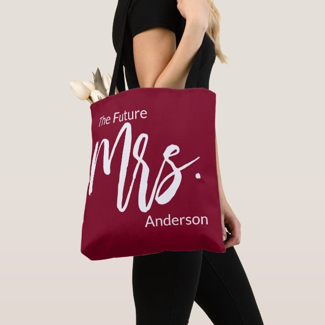 Bolsa Tote O futuro da Sra. Script Burgundy & White Sobrenome (Close Up)