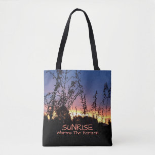 Bolsa Tote O nascer do sol incandesce entre silhuetas do