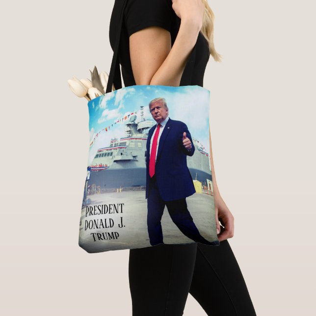 Bolsa Tote O Presidente Donald Trump Atira O Navio Naval (Close Up)