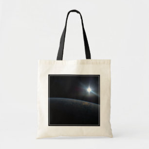 Bolsa Tote O Sol Se Situando Sobre O Horizonte Da Terra.