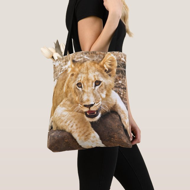 Bolsa Tote O tigre Cub toma o respiradouro em uma rocha (Close Up)
