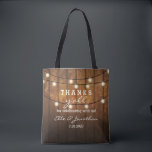 Bolsa Tote Obrigados De Casamento De Madeira Da Rústica Barn<br><div class="desc">Obrigado seus convidados de casamento fora da cidade com esta bolsa de tote personalizada com um design rústico com luzes de cordas cintilantes contra um fundo de madeira de celeiro. O texto divertido diz "Obrigados de todos" por celebrar conosco! Personalize com 5 linhas de texto personalizado. Use como obrigado que...</div>