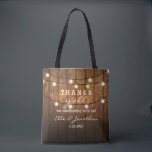 Bolsa Tote Obrigados De Casamento De Madeira Da Rústica Barn<br><div class="desc">Obrigado seus convidados de casamento fora da cidade com esta bolsa de tote personalizada com um design rústico com luzes de cordas cintilantes contra um fundo de madeira de celeiro. O texto divertido diz "Obrigados de todos" por celebrar conosco! Personalize com 5 linhas de texto personalizado. Use como obrigado que...</div>