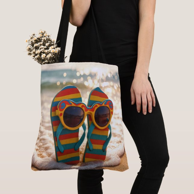 Bolsa Tote Óculos de sol funky em chinelos na surf do oceano (Close Up)