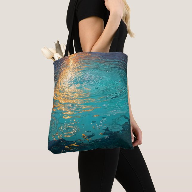 Bolsa Tote Ondas Abstratas de Água com Luz Solar Dourada (Close Up)