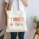 Bolsa Tote Orange Funny Cria Como Saco De Tota De Cotação Mãe<br><div class="desc">Parem nos vossos rastros! Esse Funny Laranja Cansado Como Uma Saco de Tote de Citação Mãe está chamando seu nome. Mostre à sua mãe favorita que ela é apreciada com este bolsa. Diz tudo com a citação engraçada "Cansada como Mãe", que foi exibida em voz alta e orgulhosa. Ela vai...</div>