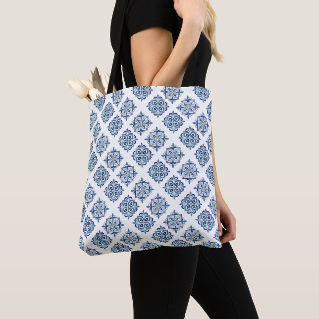 Bolsa Tote Ornamento bordado azul no branco (Close Up)