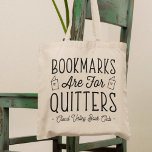 Bolsa Tote Os Marcadores São Para O Quitters Personalizado Bo<br><div class="desc">Este design de nerd bonito para amantes de livros, livrarias, autores, escritores, amigos de clubes de livros ou leitores ávidos apresenta a citação engraçada "Os Marcadores São para Quitters" com duas pequenas ilustrações de livros. Personalize com uma linha de texto personalizado abaixo; perfeito para o nome do seu clube de...</div>