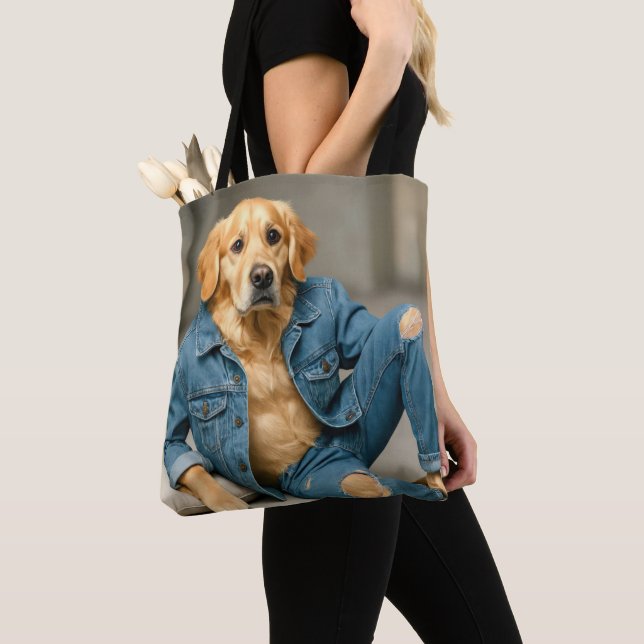 Bolsa Tote Ouro Retriever Posicionando Em Jeans Azuis (Close Up)