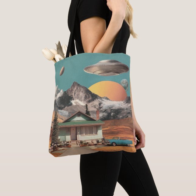 Bolsa Tote OVNI Surreal Acima de Casa Rústica (Close Up)