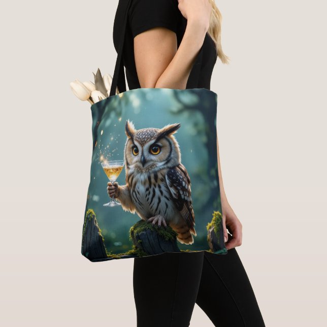 Bolsa Tote Owl Holding a Cocktail In a Mystical Forest (Close Up)