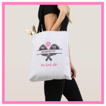 Bolsa Tote Paddles de Nome do Monograma do Jogador de Pickleb<br><div class="desc">Pickleball Gal certamente merece uma bolsa de tote que conta a história — ela adora brincar e "a boa vida" faz essa declaração para ela. Suas iniciais / monograma nas pás e seu nome na parte inferior. Divertido e único. Para você ou faz um presente maravilhoso. Qualquer pergunta sobre design,...</div>
