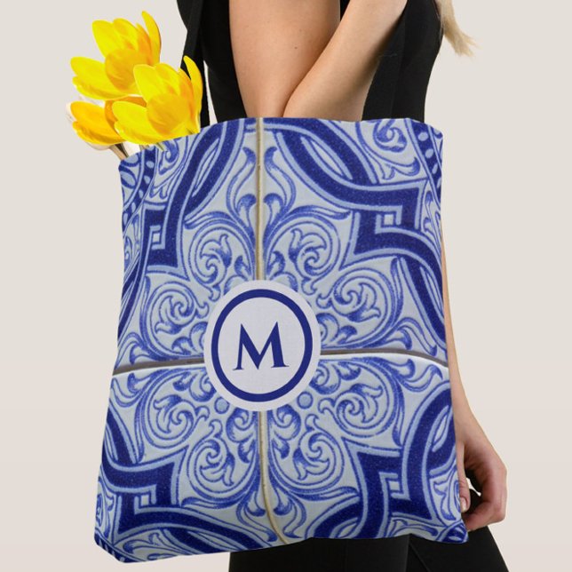 Bolsa Tote Padrão bonito do Azulejo Azul + Branco (Errands won't be boring with this pretty monogram blue and white tile pattern tote bag! )