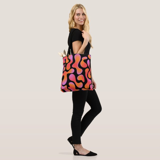 Bolsa Tote Padrão de Blobs de Gradiente Moderno em Rosa e Lar (No(a) Modelo)