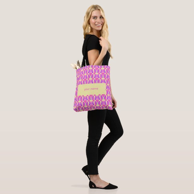 Bolsa Tote Padrão de Bloco Geométrico Pixel Rosa Roxo Pastel (No(a) Modelo)