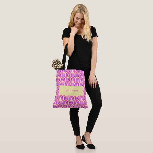 Bolsa Tote Padrão de Bloco Geométrico Pixel Rosa Roxo Pastel (No(a) Modelo)