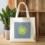 Bolsa Tote Padrão de Divisa Branca do marinho com Monograma V<br><div class="desc">Um design de coloração e pré-disquete com uma área para monogramas. O marinho e os chevrons brancos incluem um círculo verde para que você adicione a sua inicial. Se precisar ajustar o trabalho de arte ou alterar a fonte, clique na área personalizar. Isso o levará à ferramenta design onde você...</div>