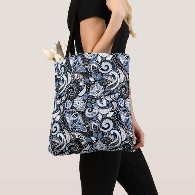 Bolsa Tote Padrão de Impressão de Paisley Branco e Azul (Close Up)